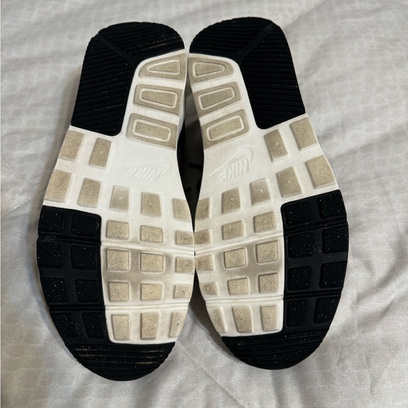 Like new Ladies Nike running shoes. Size 10 - Picture 2 of 6